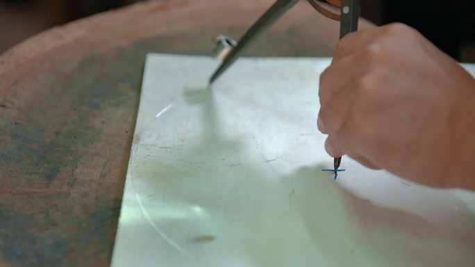 手工艺视频手工匠人锻银银板划圆技艺