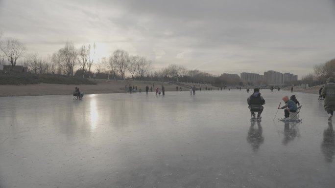 冰面上滑冰车玩爬犁