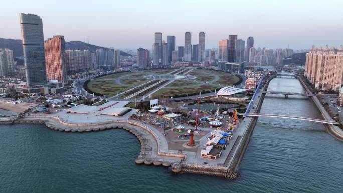 航拍雪后大连市星海广场的风景