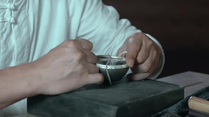 手工艺视频手工匠人锻银麻线捆扎银圈慢镜头
