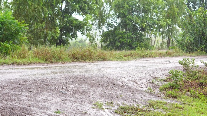 农时下雨。下雨天梅雨季节泥路积水