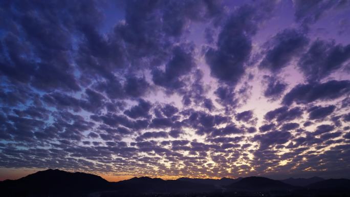 天黑晚霞乡村山脉天空云朵延时紫色夜晚天空