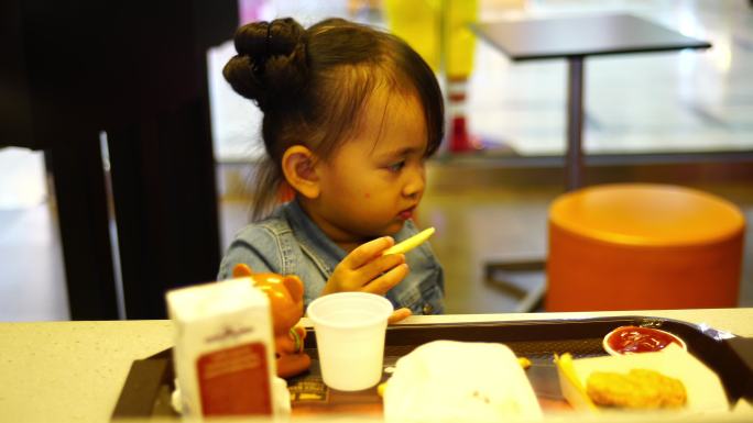 亚洲儿童在餐厅吃饭