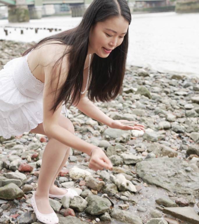 一名年轻女子在伦敦泰晤士河上游荡