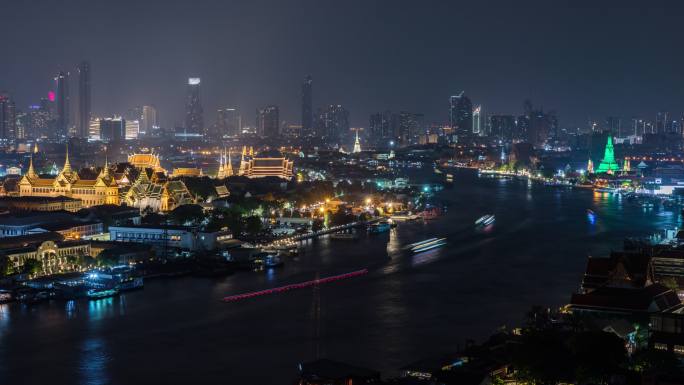 夜间，泰国曼谷湄南河上的阿润寺Chakri Maha Prasat王座堂的俯视图。2021全球绿化计