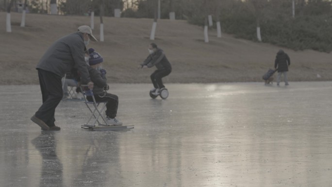 冬季公园湖面滑冰车