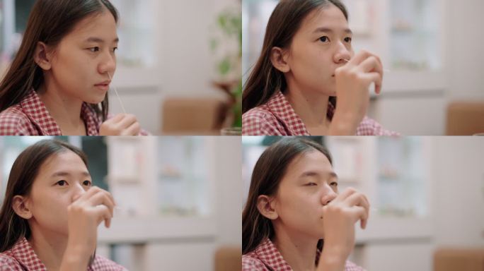 年轻女子迅速用棉签擦拭鼻子。