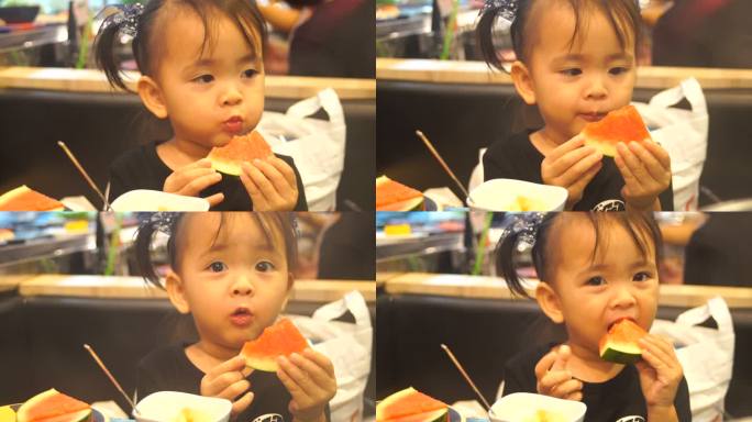 亚洲儿童在餐厅吃饭