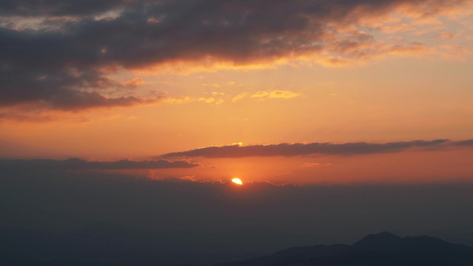 早上天空日出阳光云朵延时太阳升起旭日东升