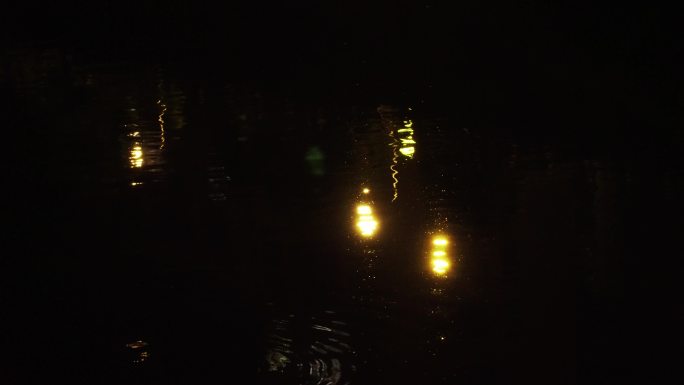 河面上的灯光