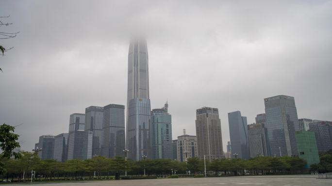 深圳平安大厦雨雾天气