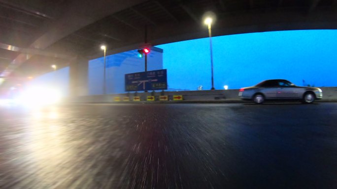 黄昏雨天在高速公路上开车。向后看