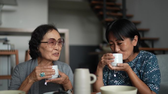母女在家喝茶陪伴晚年生活餐桌