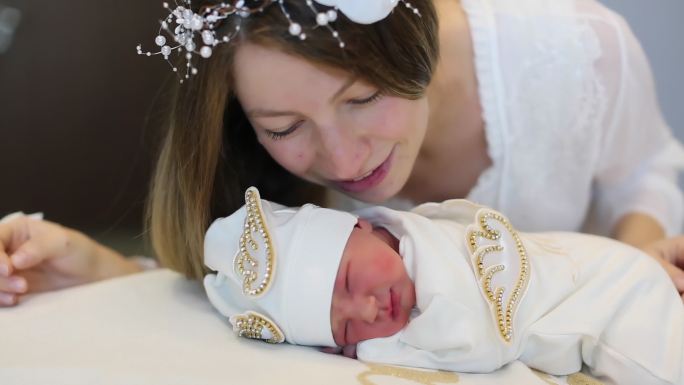 新生儿和快乐妈妈-4K分辨率
