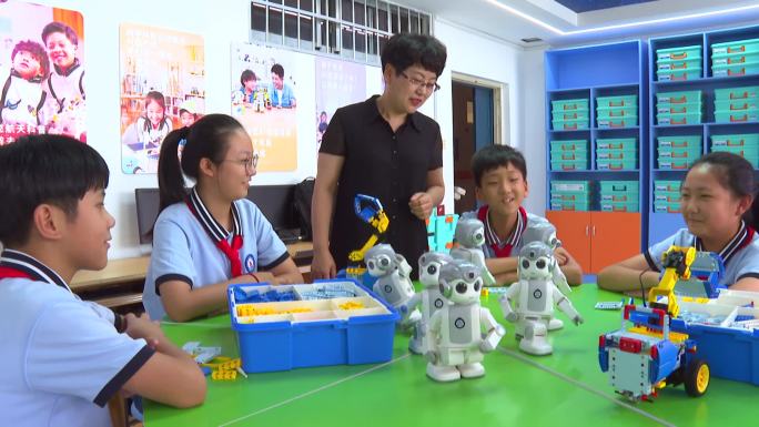 学校活动室小学生课外活动机器人