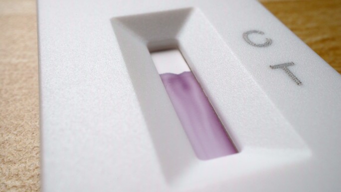 阴性-奥密克戎采样液体在抗原检测卡流动
