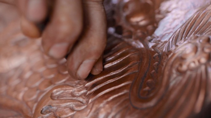手工艺视频手工匠人锻铜雕刻铜雕特写