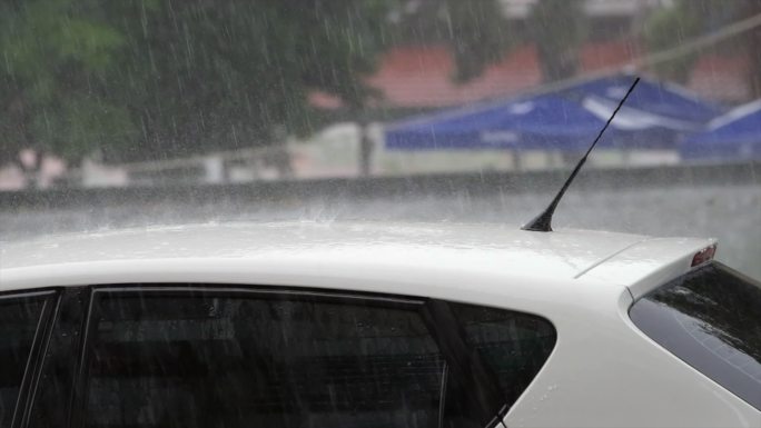 淋在车上，慢动作雷阵雨阵雨-马路路面积水