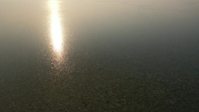 夕阳下的冰湖