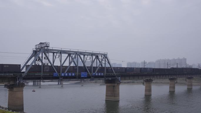 货运火车列车驶过大桥 铁路运输