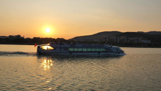 夕阳下的游轮轮船