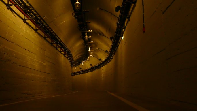 军事基地隧道中的闪光灯