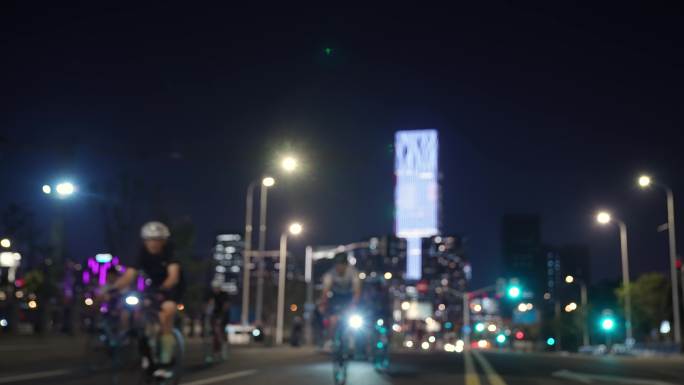 自行车队夜晚骑行