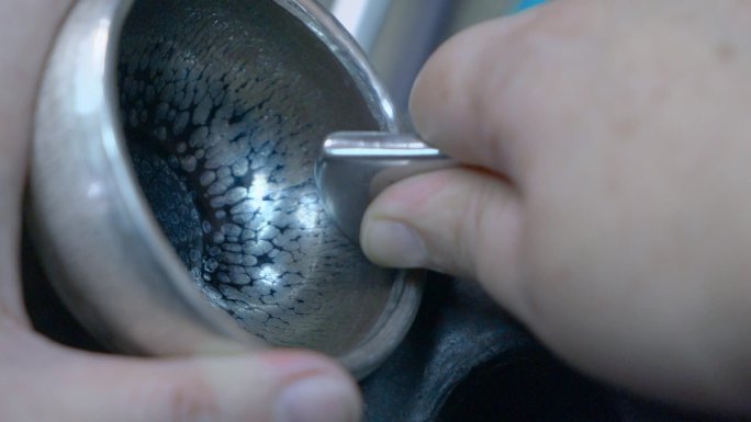 手工艺视频匠人锻银银包建盏擀型收边慢镜头