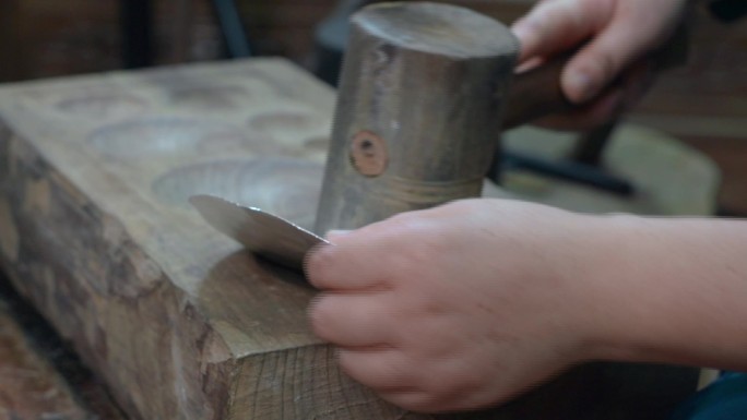 手工艺视频手工匠人锻银雕木锤敲打银板