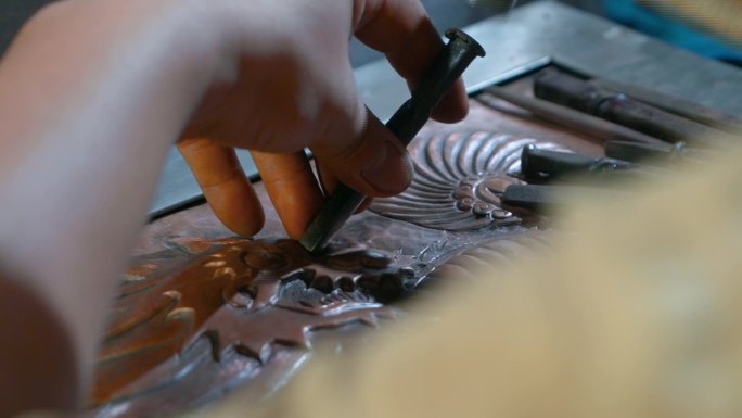 手工艺视频手工匠人锻铜铜器锻打技艺
