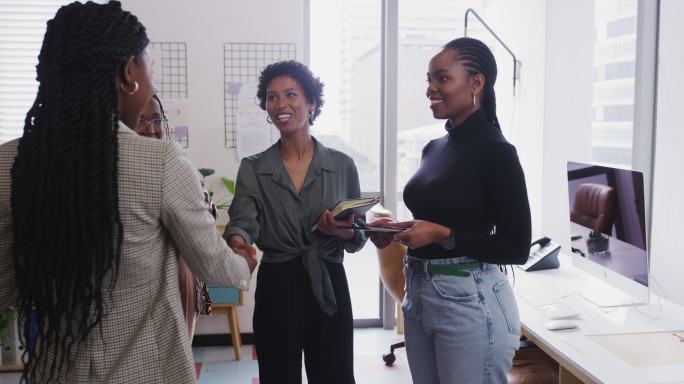 黑人女老板雇佣新员工。女性只会在开始培训前与新老板握手。