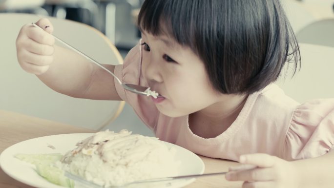 小女孩在吃东西孩童吃东西