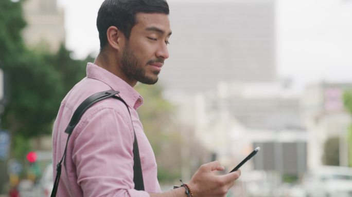 一位年轻商人在上班途中使用手机的4k视频片段