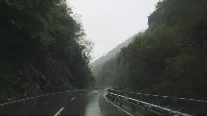 POV汽车在山路上冒雨行驶：危险道路