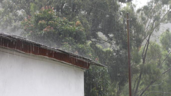 村庄传统房屋屋顶的雨天