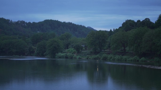 青山，绿水，飞鸟