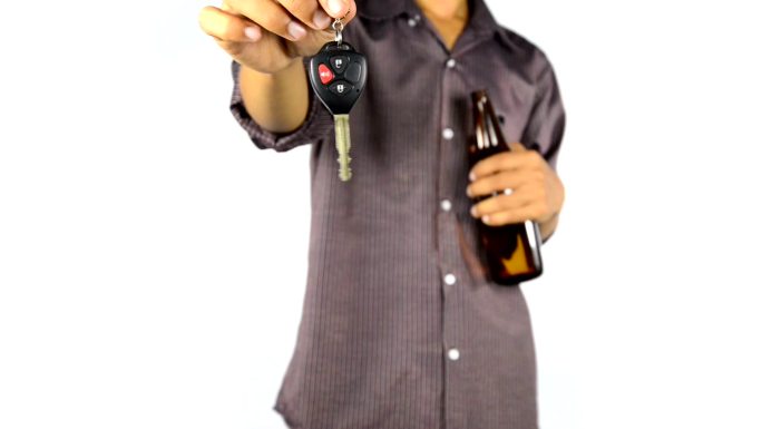 不要醉驾车钥匙酒瓶