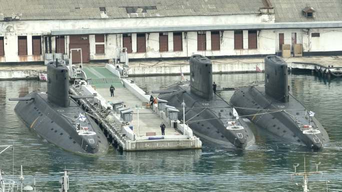 军事基地码头的现代潜艇
