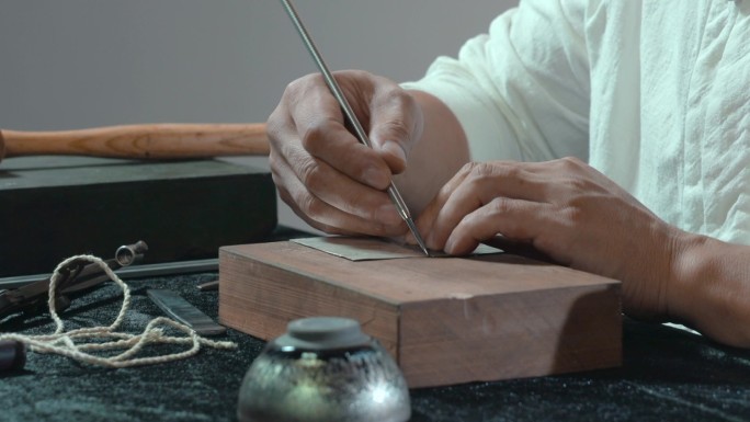 手工艺视频手工匠人锻银测量刻画剪切银板