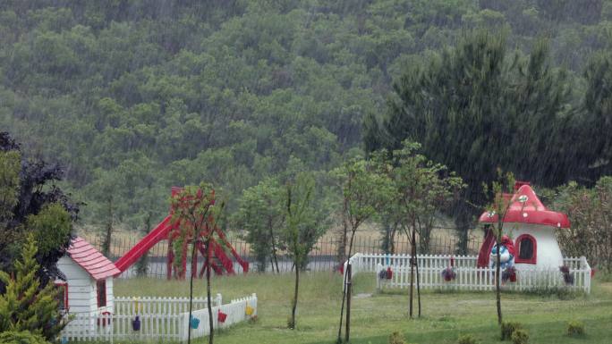雨落在五颜六色的儿童游乐场上