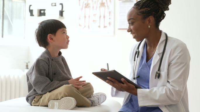 与医生交谈黑人医生小男孩交流心理治疗
