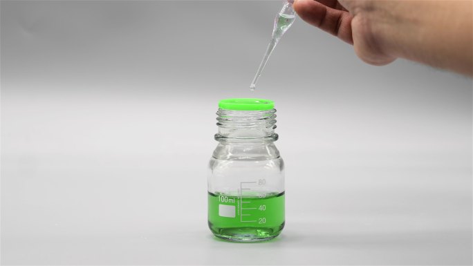 滴管向试剂瓶里滴绿色溶液