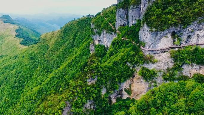 秦岭山顶栈道木栈道蜀道入蜀悬空悬崖峭壁