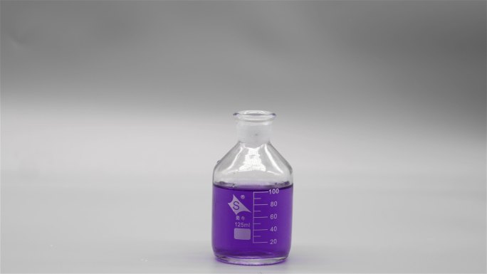 用滴管在滴瓶里吸取紫色溶液2