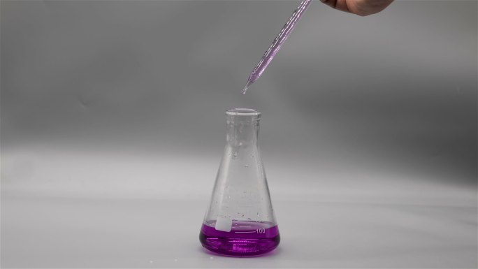 滴管向锥形瓶皿里滴粉紫色溶液