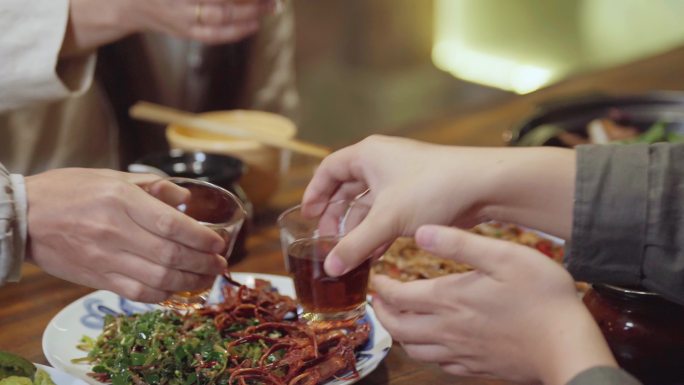 4k实拍聚餐干杯碰杯喝酒庆祝朋友一起聚会