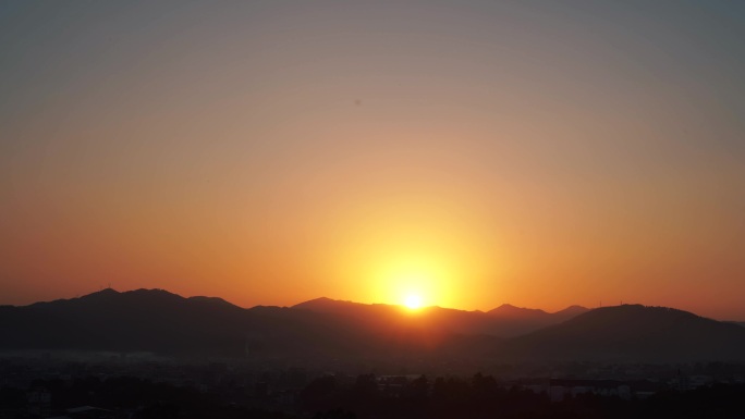 乡村山上日出延时早晨阳光干净天空太阳升起