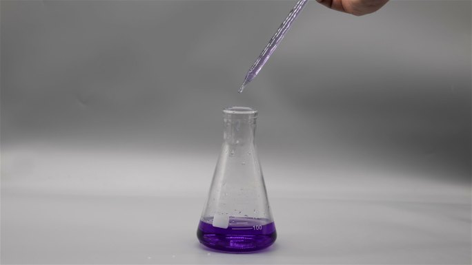 滴管向锥形瓶皿里滴紫色溶液