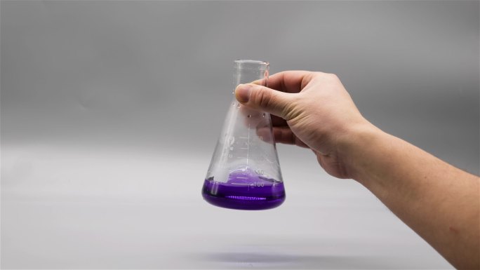 用手摇晃装有紫色溶液的锥形瓶