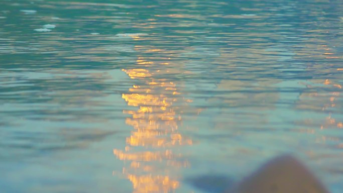 水波水纹波光粼粼金色水面荡漾阳光洒满湖面